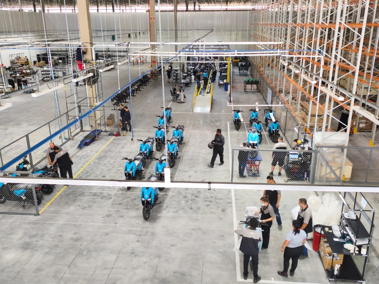 Linha de produção industrial da DBS em Manaus, com veículos elétricos em processo de fabricação
